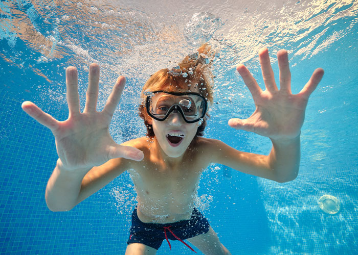 Junge mit Tauchbrille in Wasser